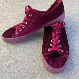 Twisted burgundy velvet shoe, size 9